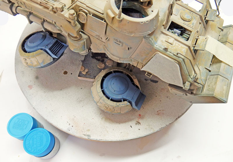 Maquette de véhicule militaire de science-fiction patinée avec deux pots de peinture bleus