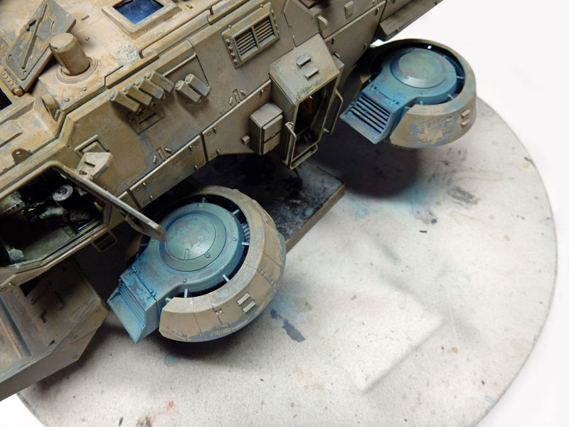 Maquette de véhicule futuriste avec turbines bleues vieillies et carrosserie patinée beige