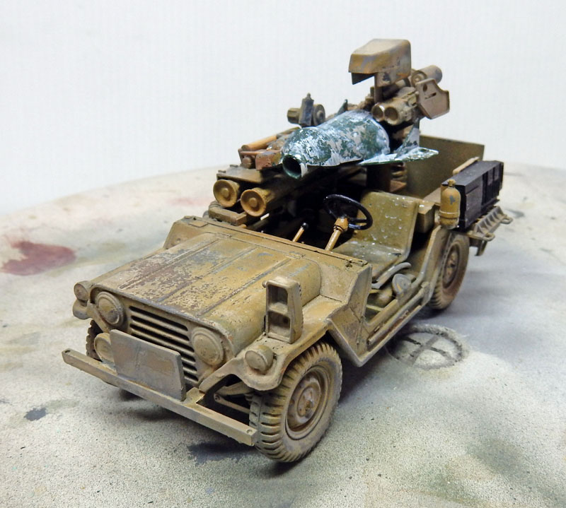 Maquette de jeep militaire sable patinée équipée d'un lance-missiles antichar, vue avant trois quarts