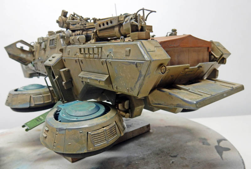 Maquette de véhicule militaire futuriste sur coussins d'air, armé et patiné, vue latérale