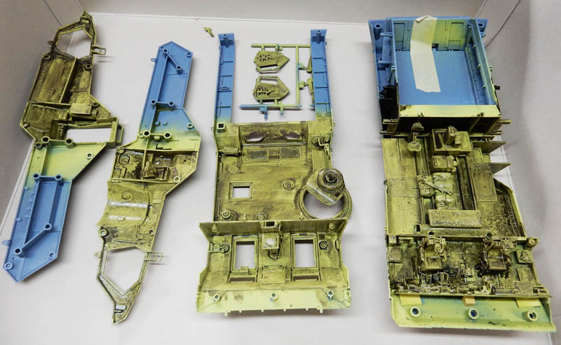 Pièces de maquette en plastique bleu peintes en vert kaki avec patine vieillie