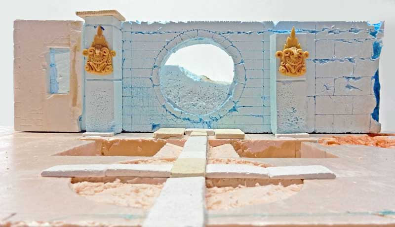 Maquette de mur décoratif avec oculus central, ornements dorés et dallage en croix au sol