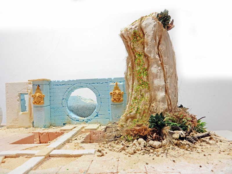 Maquette de jardin avec mur bleu à oculus rond et grand tronc d'arbre végétalisé