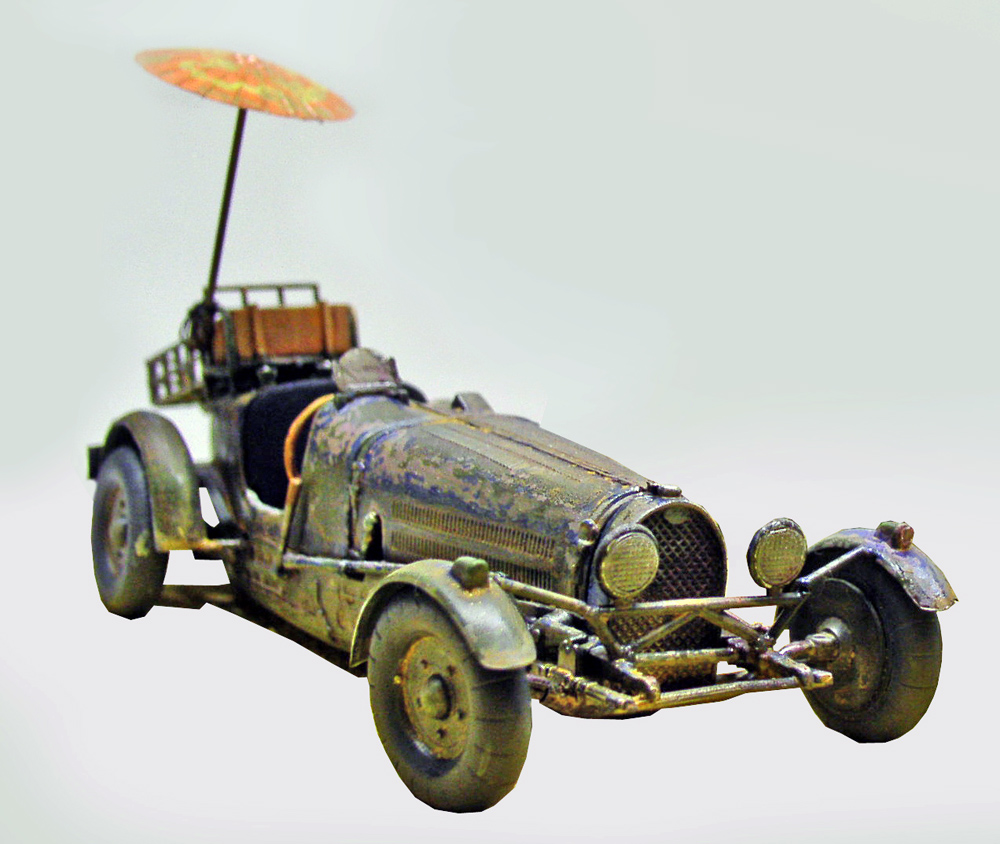 Maquette de voiture de course ancienne vieillie avec ombrelle et valise à l'arrière