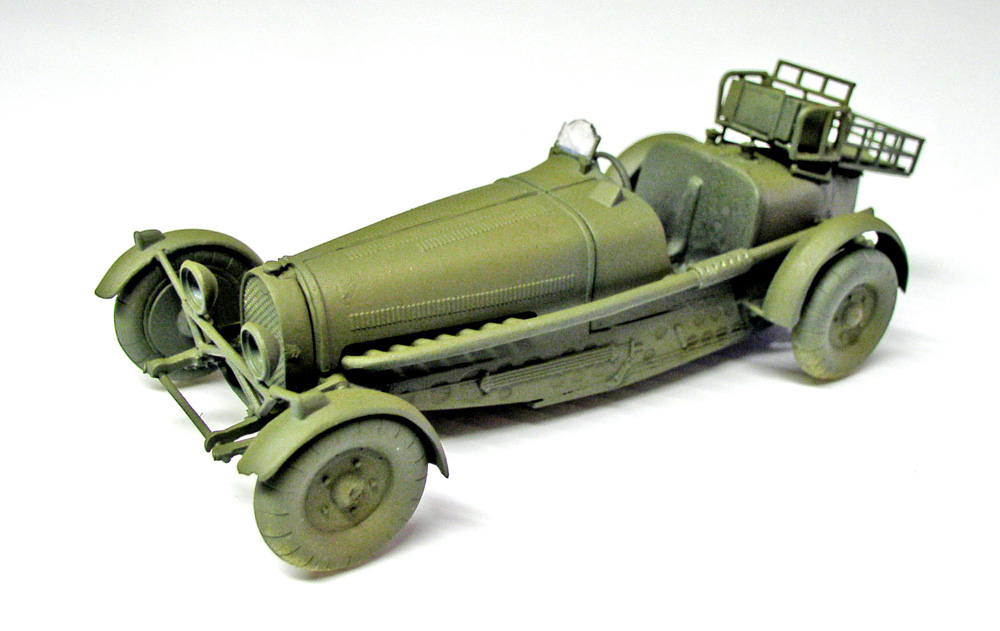 Maquette de voiture de course ancienne assemblée en apprêt vert, sur fond blanc