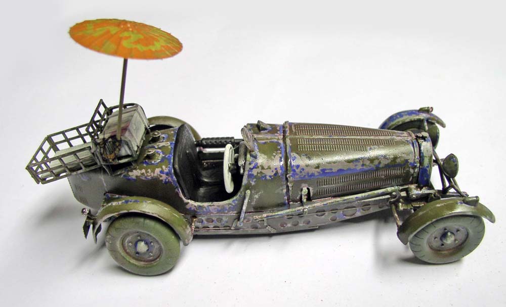 Maquette de voiture ancienne kaki patinée avec ombrelle orange et plateforme arrière
