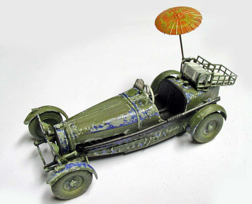 Maquette d'automobile ancienne kaki écaillée avec ombrelle orange, galerie et bagages