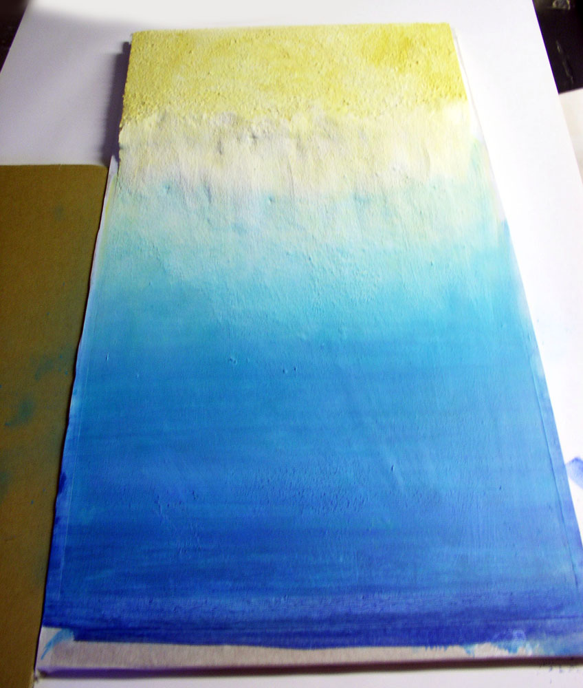 Fond de décor peint en dégradé bleu et jaune, séchant sur le plan de travail