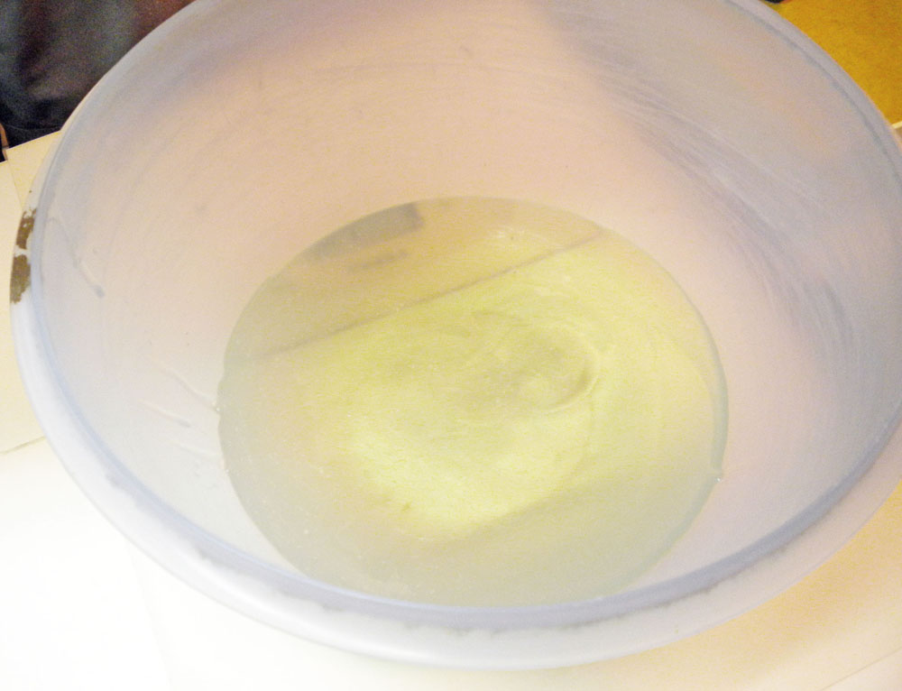 Préparation de résine transparente translucide dans un pot en plastique blanc