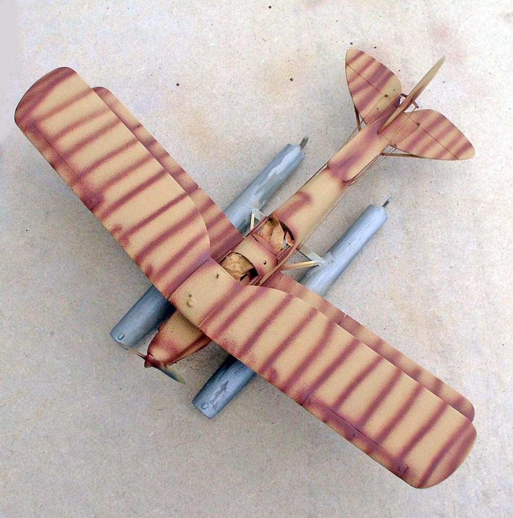Maquette de biplan à flotteurs vue de dessus, camouflage sable à bandes brunes