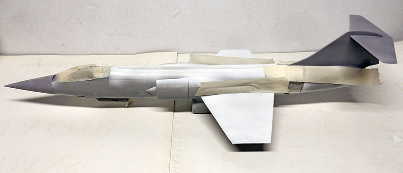 Fuselage de F-104 Starfighter masqué au ruban adhésif pendant la mise en peinture