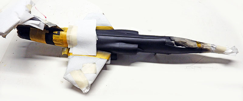 Fuselage du F-104 masqué au ruban et papier avant mise en peinture du camouflage