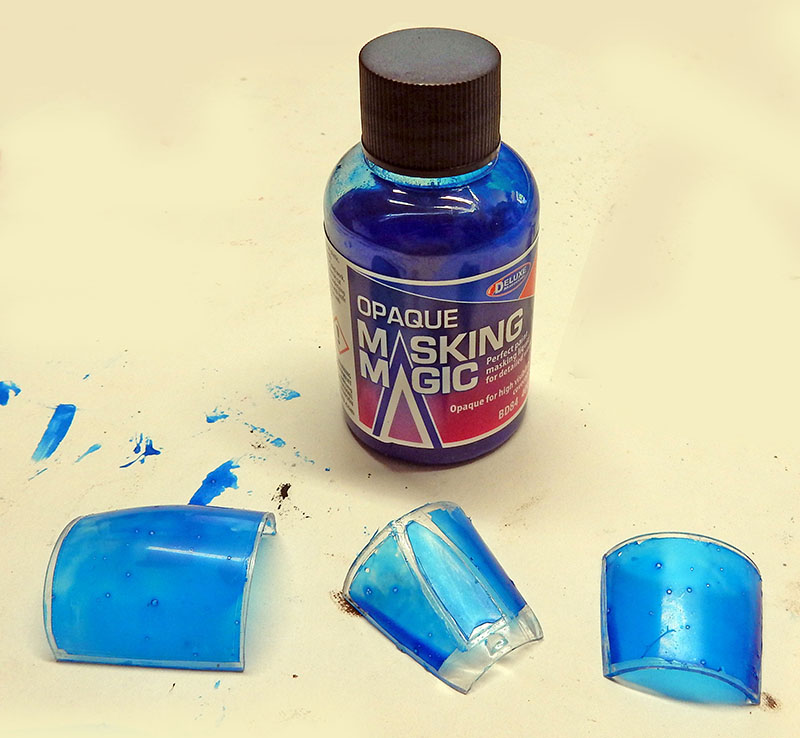 Flacon de liquide de masquage bleu et verrières de F-104 protégées par ce produit