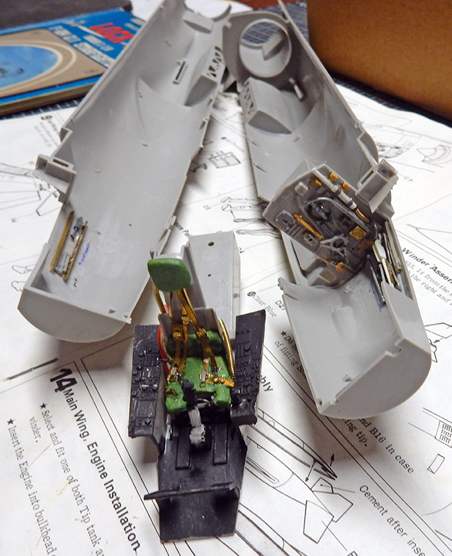 Cockpit photodécoupé du F-104 en cours de montage entre les demi-fuselages ouverts