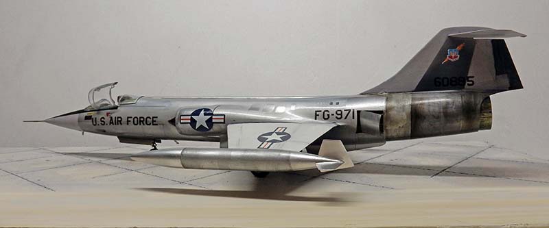 Maquette du F-104 Starfighter US Air Force en métal naturel, profil gauche