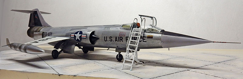 Maquette du F-104 Starfighter US Air Force avec échelle d'accès sur tarmac dallé