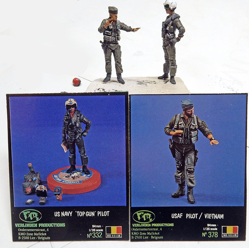 Deux figurines de pilotes peintes au 1/35 devant leurs boîtes Verlinden