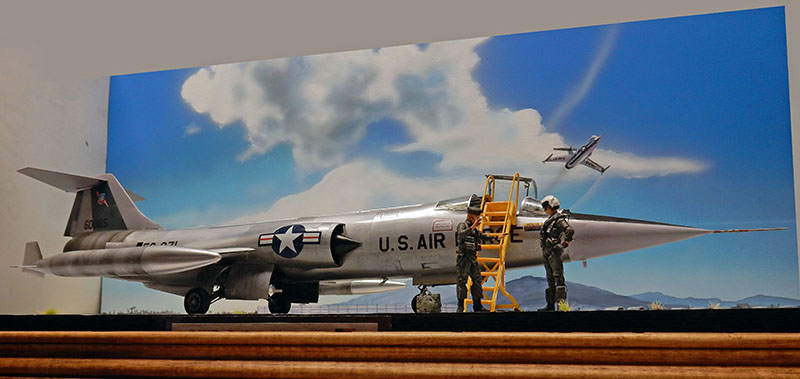 Diorama du F-104 Starfighter argenté avec pilote, échelle jaune et toile de fond peinte