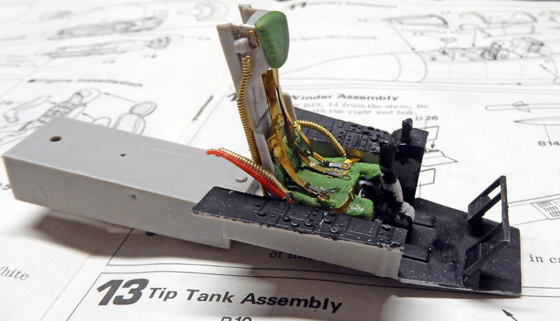 Baignoire de cockpit du F-104 en cours de montage, photodécoupe et câblages détaillés