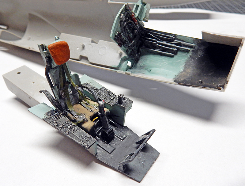 Baignoire de cockpit détaillée du F-104 peinte, siège éjectable et fuselage en attente