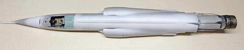 Fuselage de F-104 en cours d'assemblage vu de dessus, cockpit et tuyère ouverts