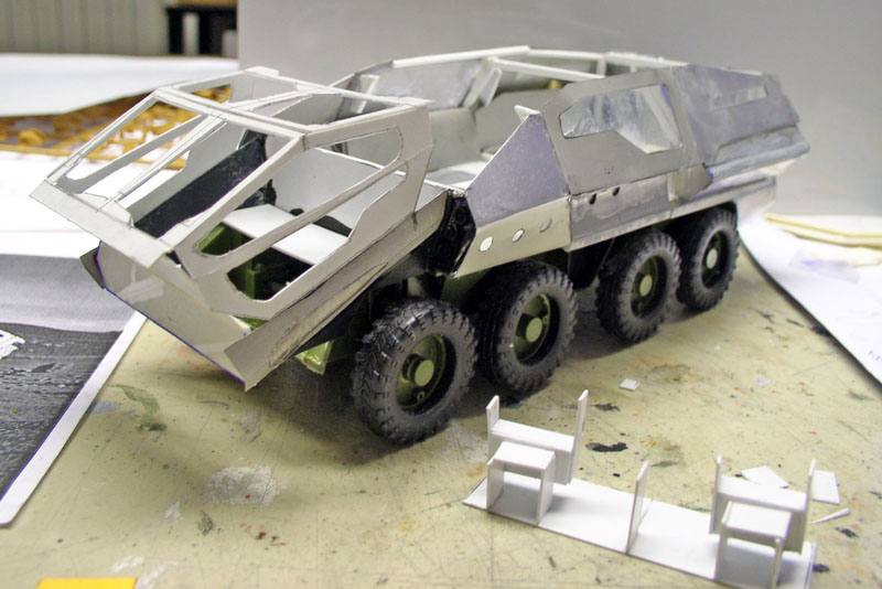 Maquette de véhicule blindé huit roues en construction avec armature non peinte sur établi
