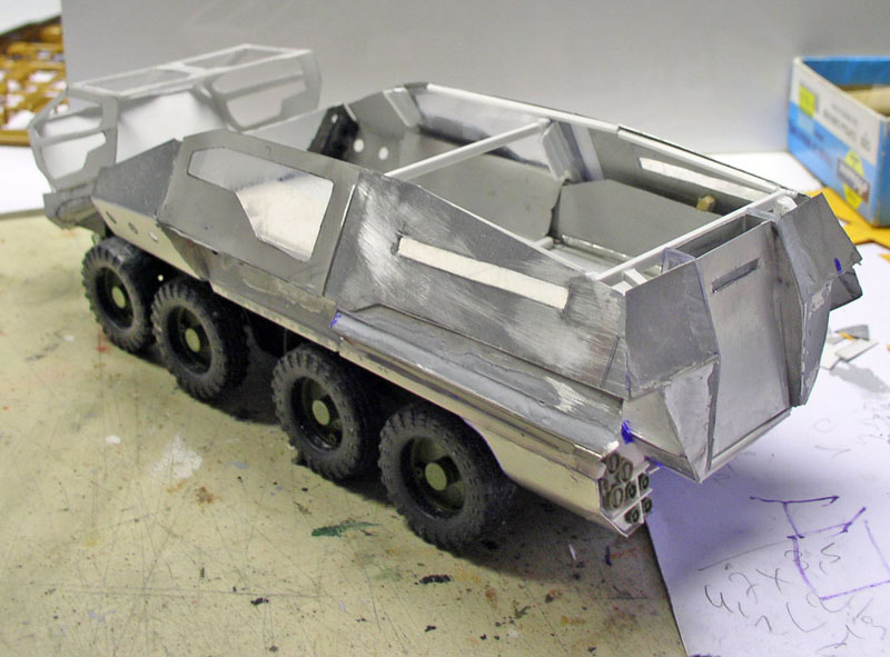 Maquette de véhicule blindé huit roues en carte plastique argentée non peinte en construction sur l'établi
