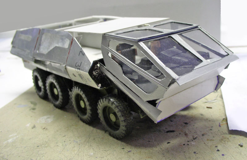 Maquette de véhicule blindé huit roues gris avec cabine vitrée anguleuse en construction