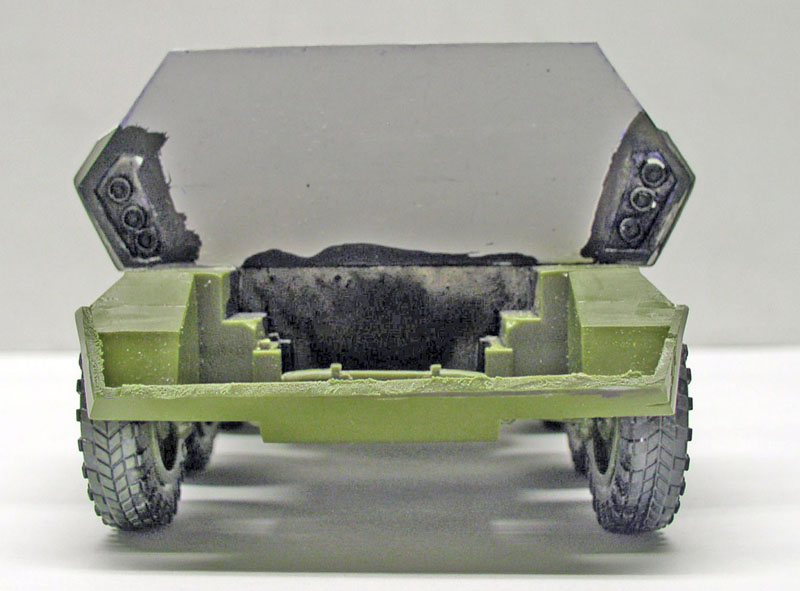 Maquette du Rover 01 Prometheus en cours de montage, vue de face sur châssis vert
