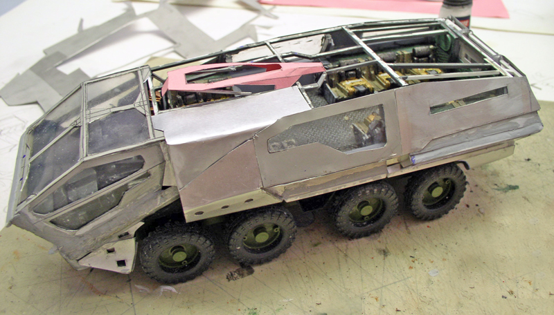 Maquette en cours de véhicule blindé à huit roues avec carrosserie métallique et intérieur détaillé