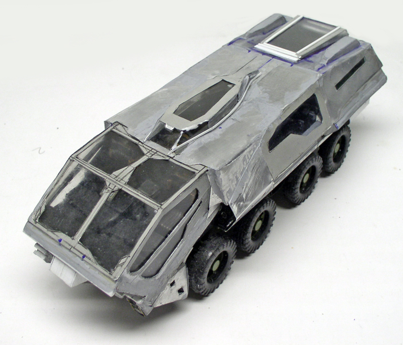 Maquette de véhicule blindé six roues argenté Rover avec cockpit vitré, vue trois quarts avant