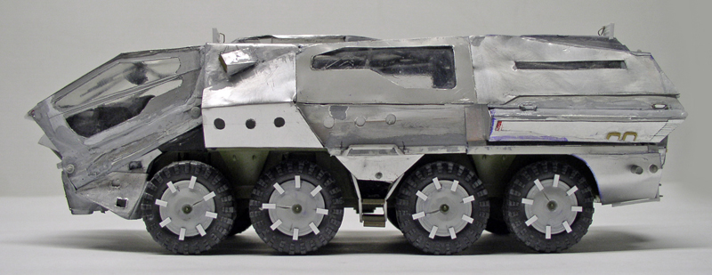 Maquette de véhicule blindé à huit roues en aluminium nu, vue de profil