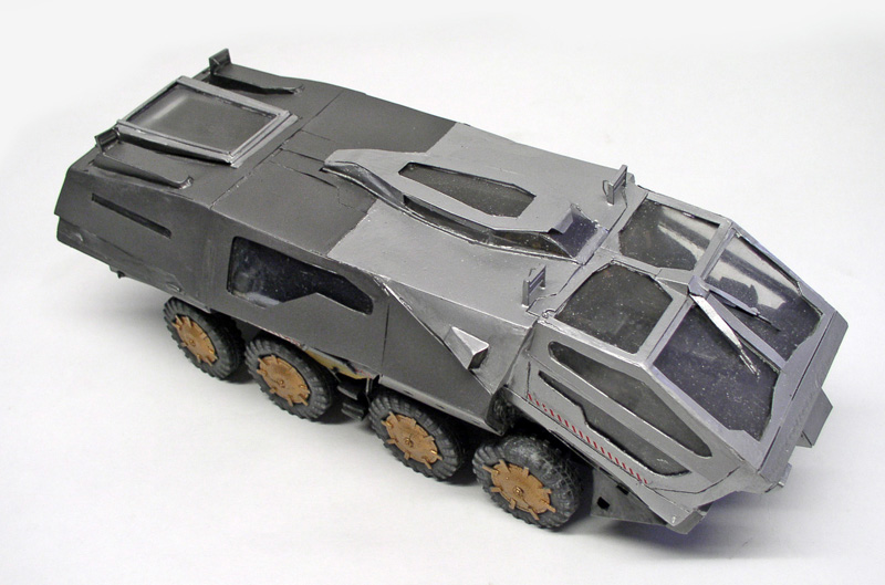 Maquette de véhicule blindé gris à huit roues vue de trois quarts avant