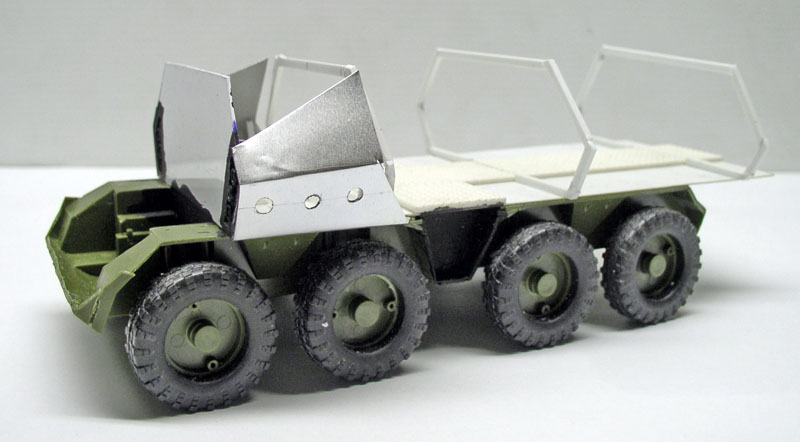 Maquette en carton du Faun SLT 56 huit roues avec cabine métallique en construction