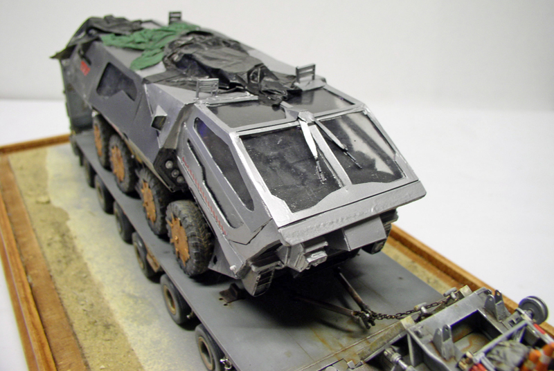 Maquette du blindé futuriste Rover 01 Prometheus chargé sur la remorque du Faun SLT 56