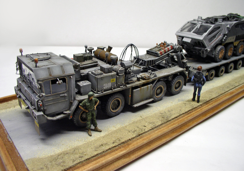 Diorama maquette camion lourd Faun SLT transportant le rover blindé Prometheus avec deux figurines