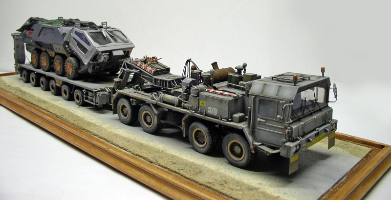 Maquette du camion Faun SLT 56 transportant le rover blindé Prometheus sur sa remorque surbaissée
