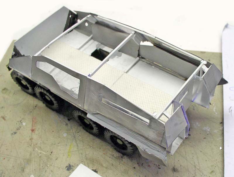 Maquette en cours de construction du Rover blindé à huit roues, structure métallique sans toit