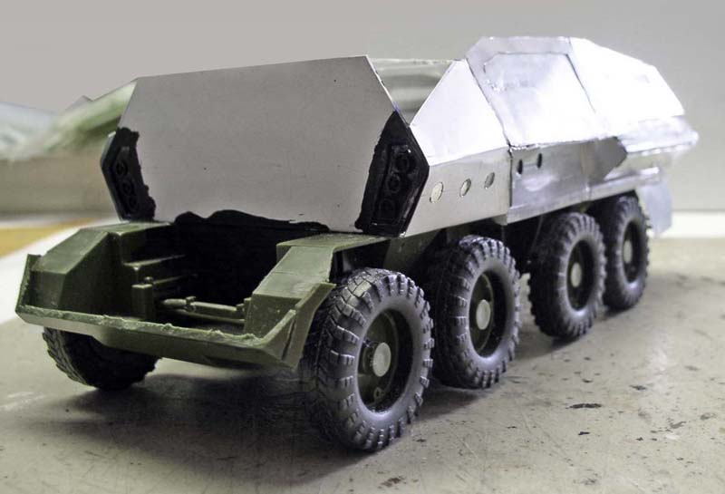 Maquette de véhicule militaire tout-terrain à huit roues en cours de construction, carrosserie partiellement nue
