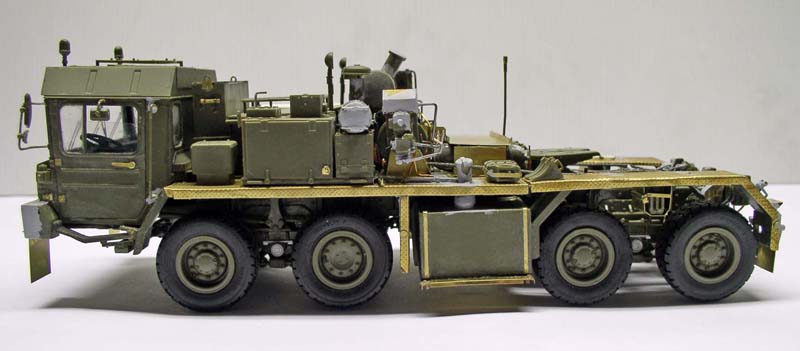 Maquette du tracteur militaire Faun SLT 56 vert olive à huit roues, vue de profil