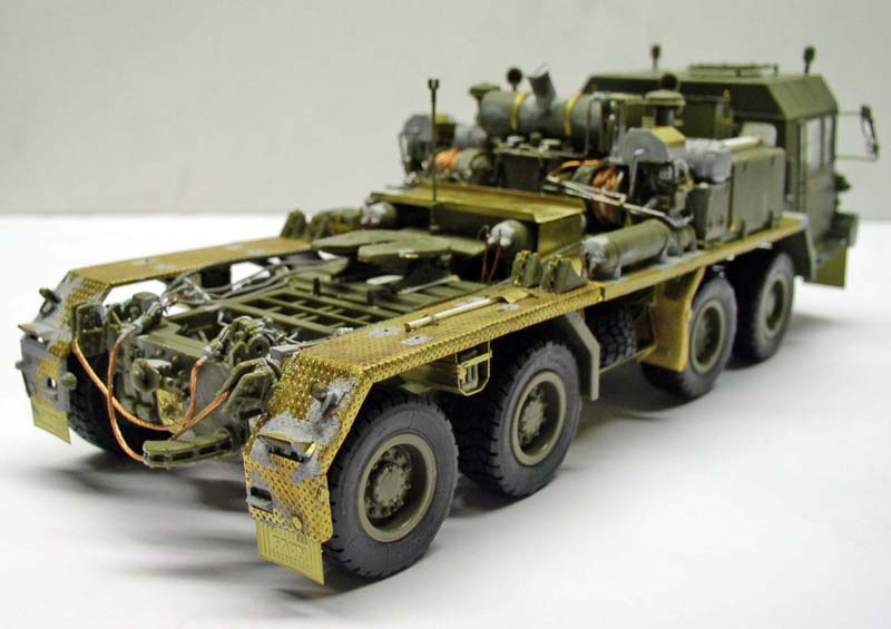 Maquette du tracteur lourd Faun SLT 56 vert vu de trois quarts arrière