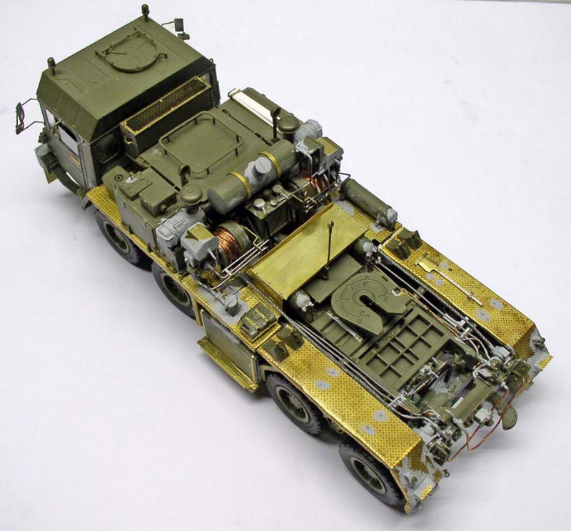 Maquette de camion tracteur Faun SLT 56 vert vue de dessus, plateforme en photodécoupe laiton