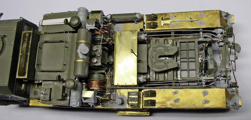 Vue de dessus de la maquette du Faun SLT 56 montrant le compartiment moteur détaillé en vert et laiton