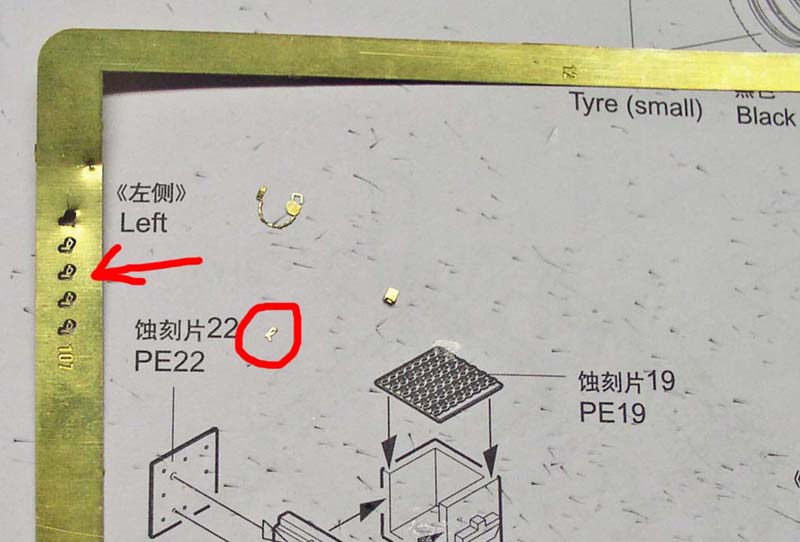 Notice de montage avec pièces photodécoupées PE22 et PE19 entourées près d'une règle métallique