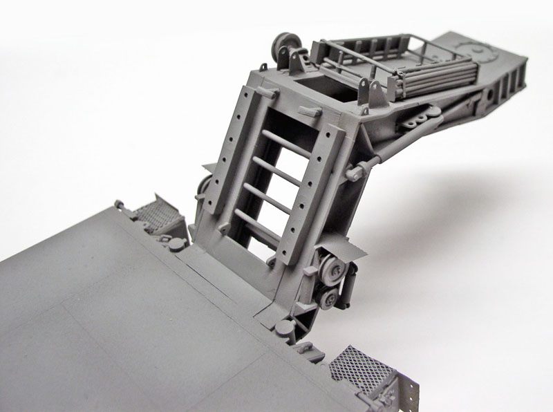 Maquette grise non peinte montrant la structure arrière détaillée avec échelle et plateforme assemblées