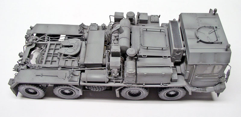 Maquette grise du tracteur Faun SLT 56 vue de dessus montrant le châssis huit roues détaillé