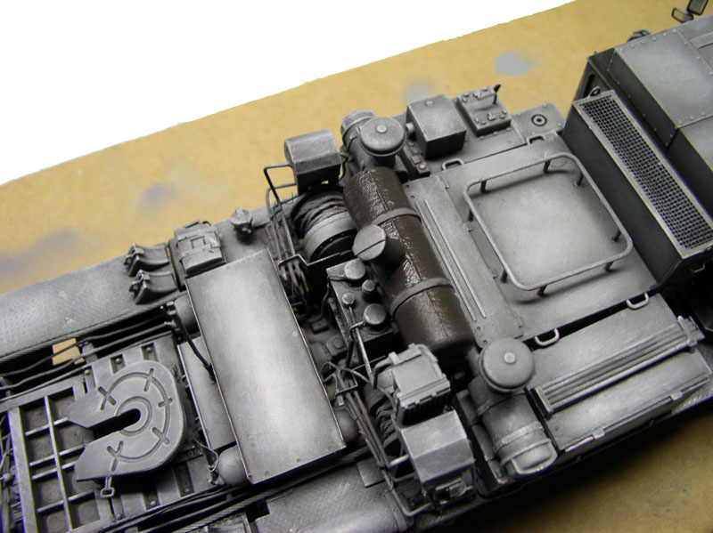Détail de la plateforme arrière de la maquette avec treuil, sellette et équipements gris