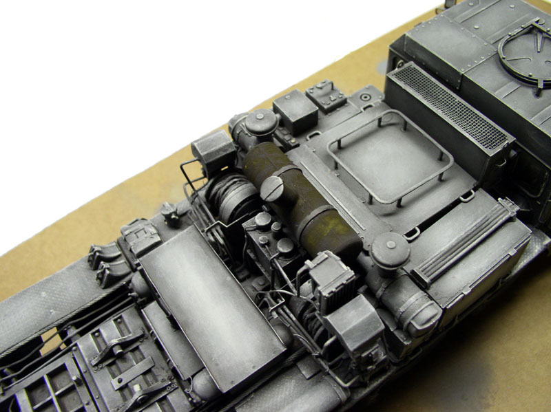 Détail du compartiment moteur gris du Faun SLT 56 avec ses équipements et grilles d'aération