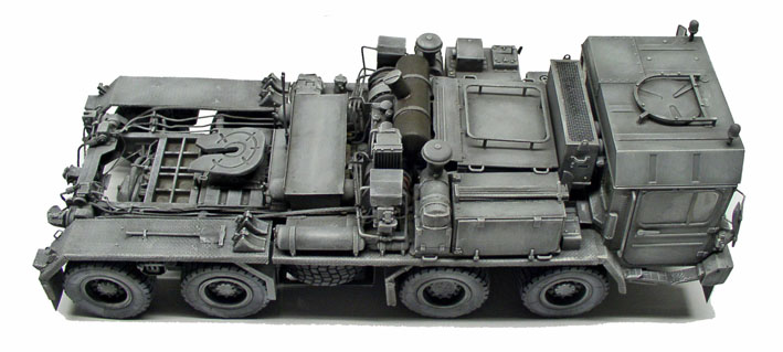 Maquette du tracteur lourd Faun SLT 56 gris vue de profil sur fond blanc