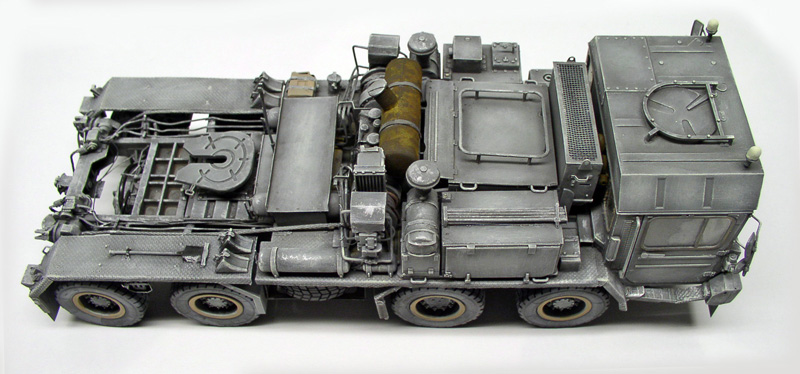 Vue de dessus de la maquette du tracteur lourd Faun SLT 56 gris à huit roues